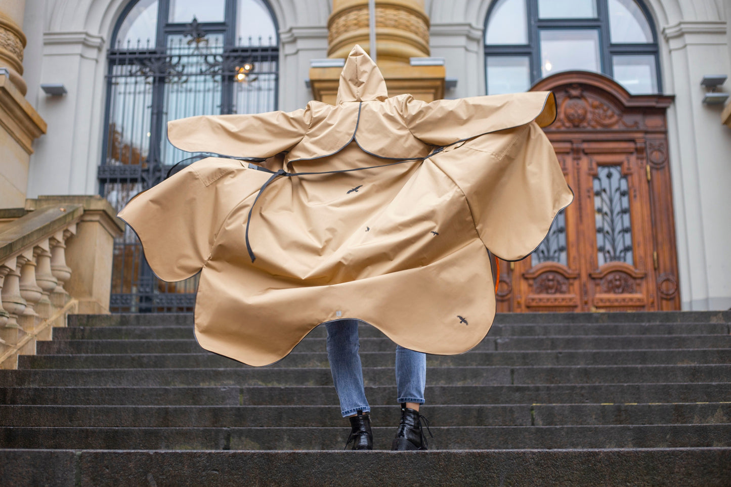 Fronzi raincoat beige, girl standing from back, hands up in the air
