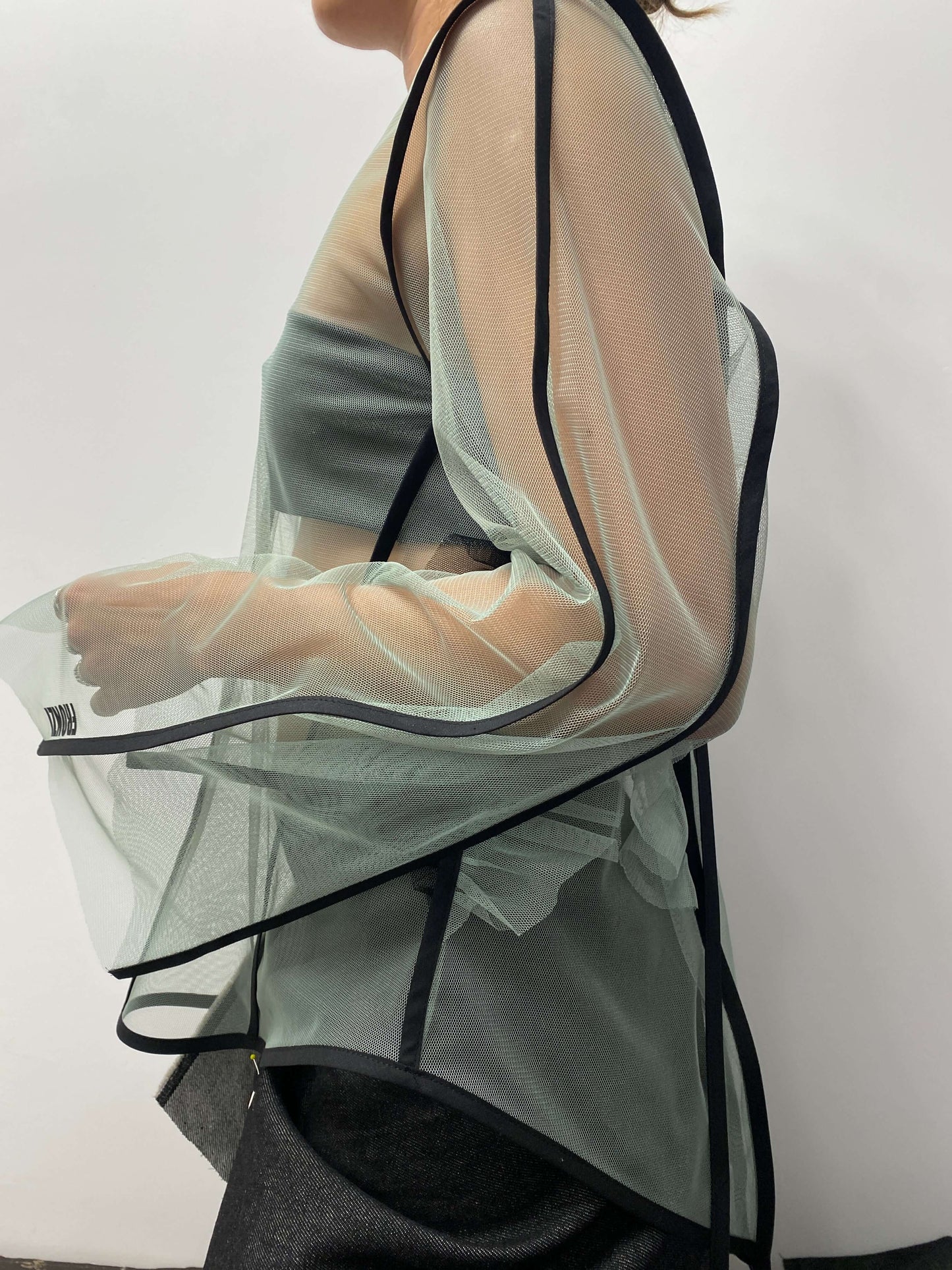 Caurspīdīgs mentola tops