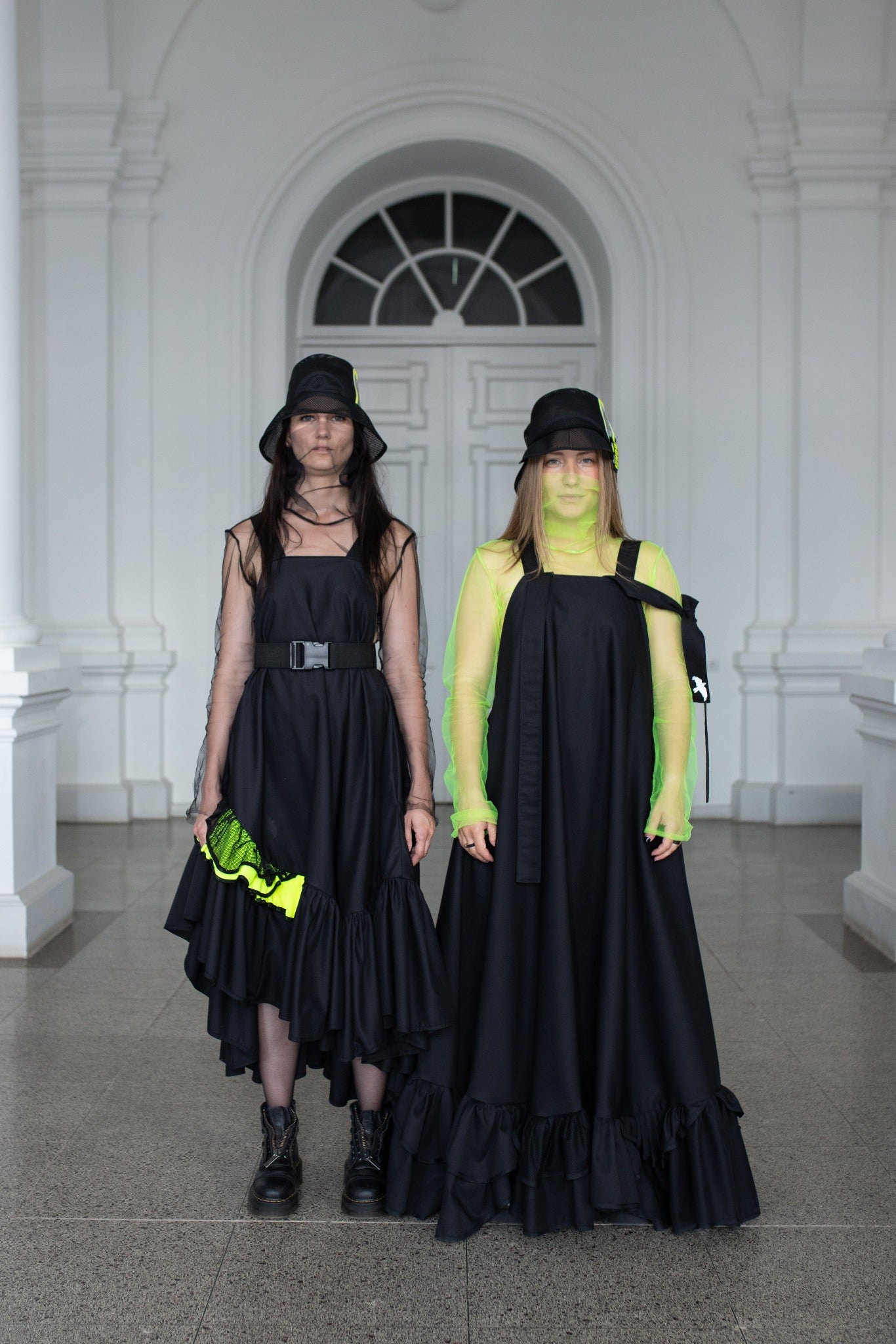 Black fronzi hat with neon detail on the side