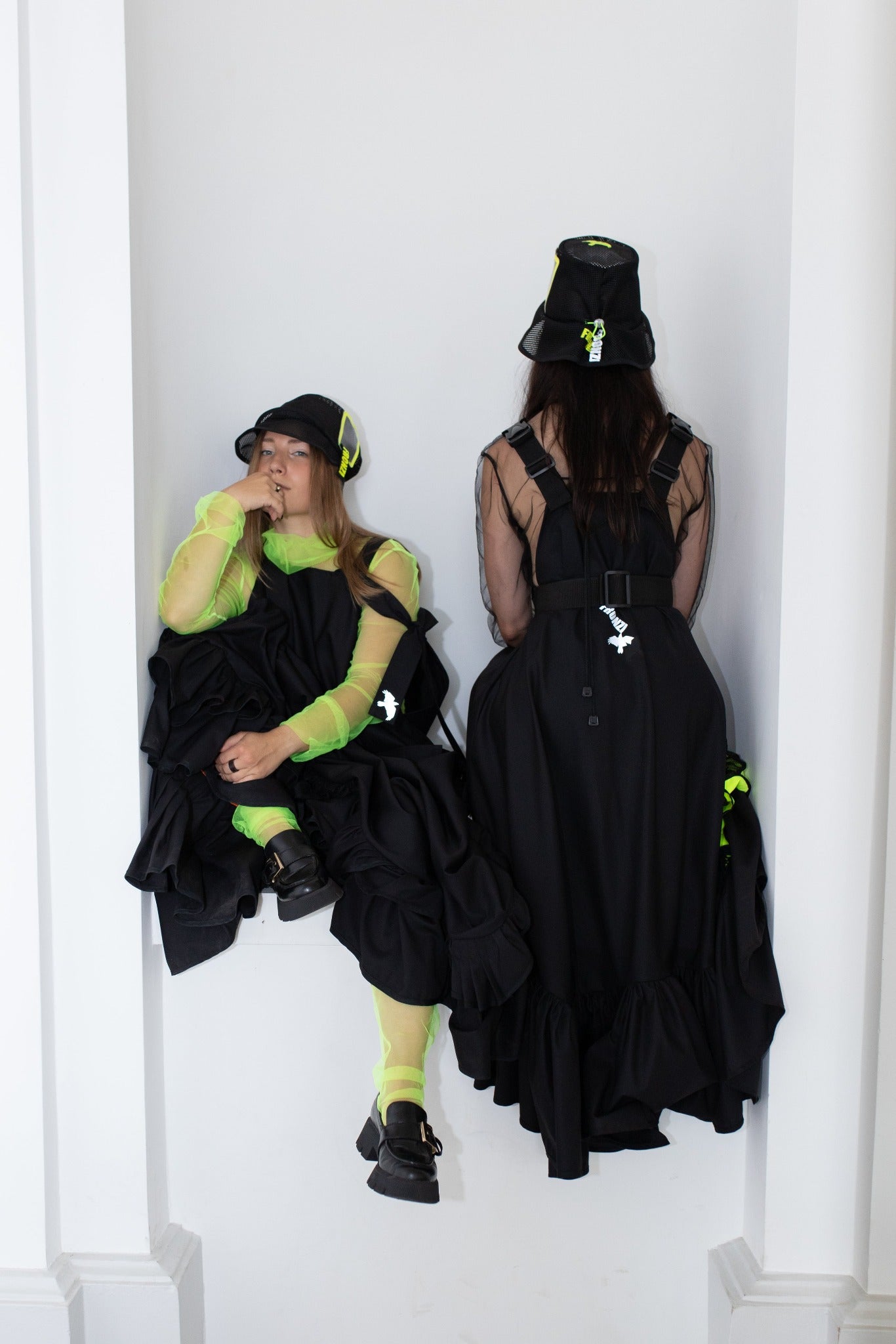 Black fronzi hat with neon detail on the side