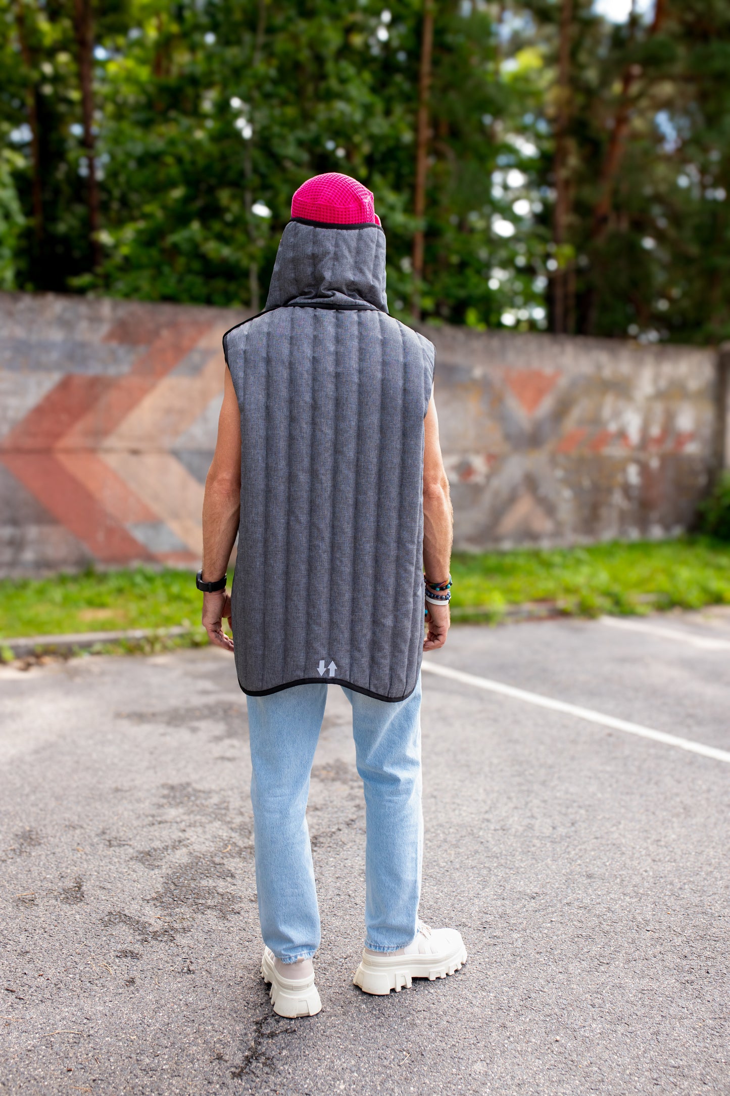 Short quilted vest in grey unisex