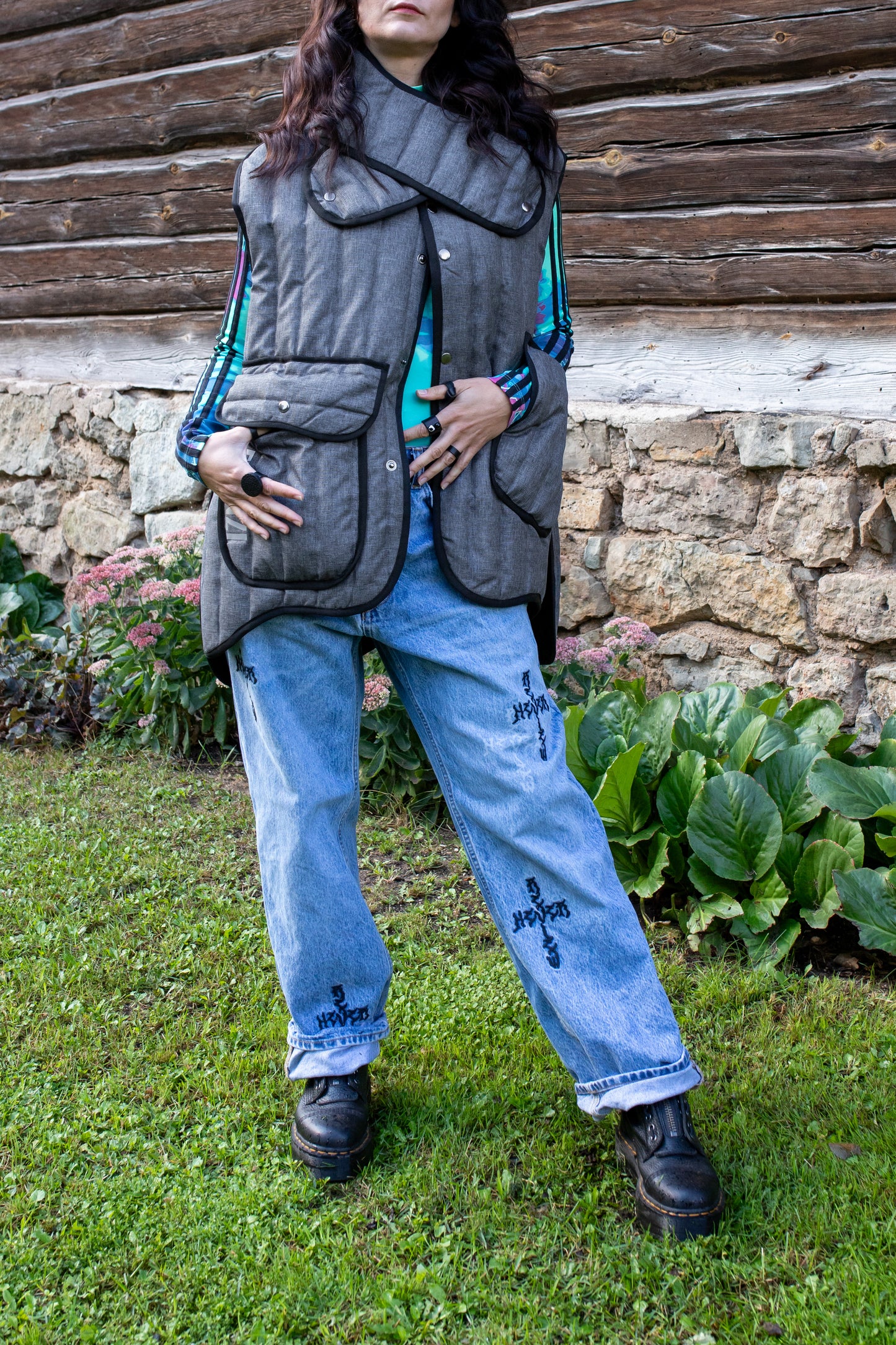 Short quilted vest in grey unisex