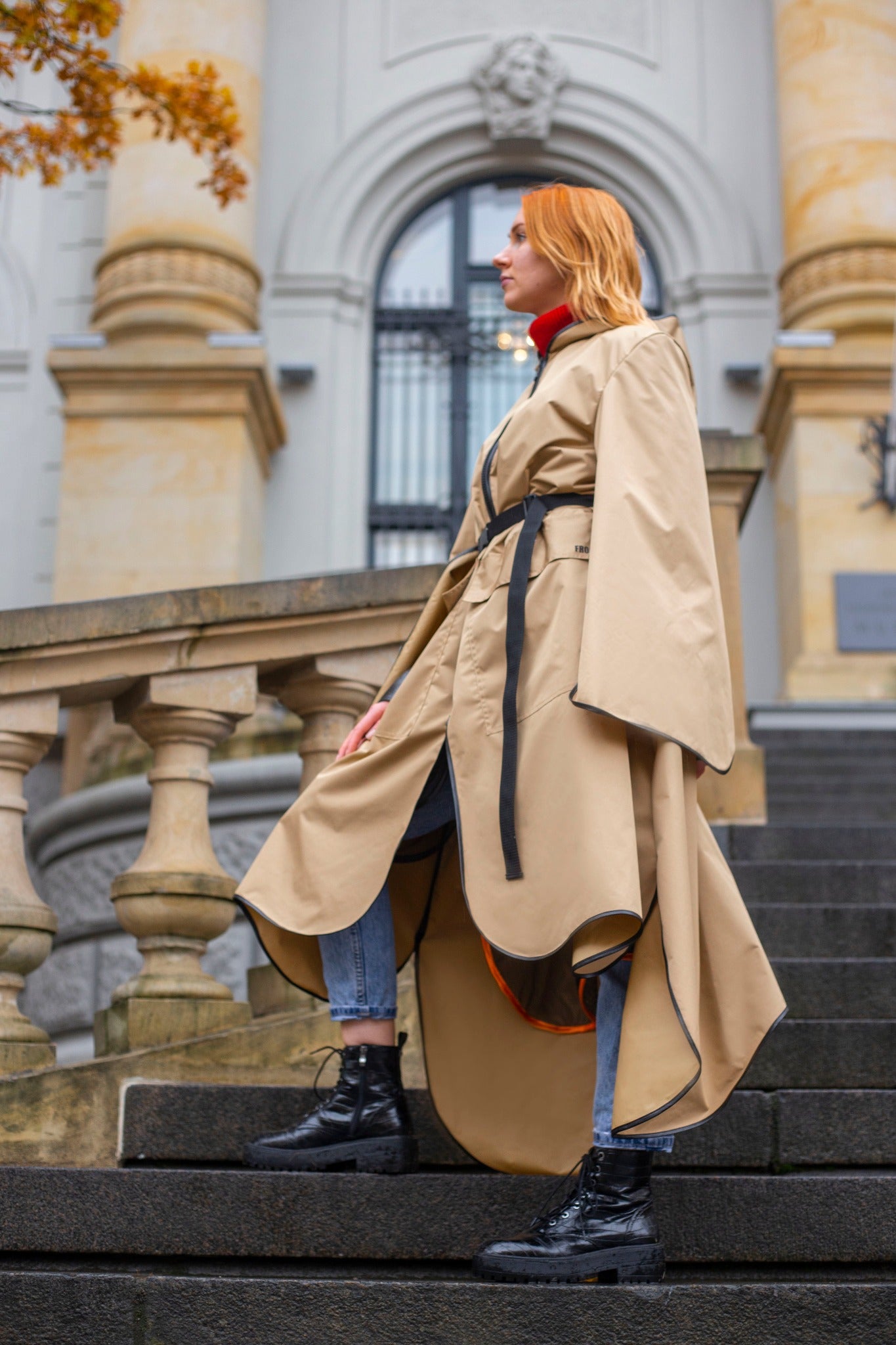 Fronzi raincoat beige, girl standing from side