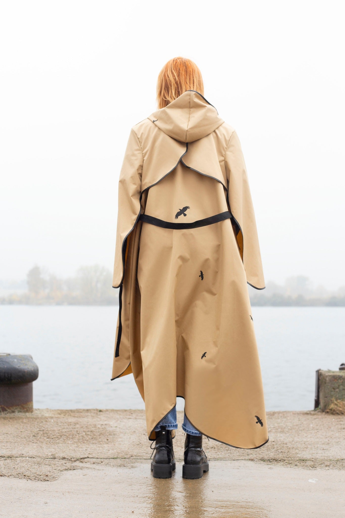 Fronzi raincoat beige, girl standing from behind