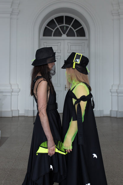 Black fronzi hat with neon detail on the side